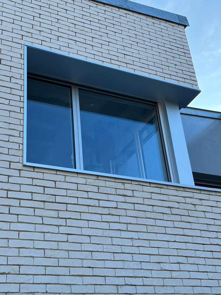 Gros plan sur une fenêtre avec menuiserie extérieure aluminium