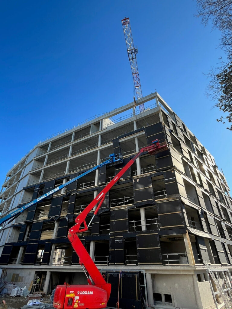 Opération de levage en cours : mise en place des façades ossature bois pour un immeuble de bureaux à Rennes